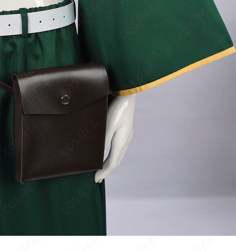 ウエストポーチのディテール。小物収納が可能で世界観と実用性を両立。