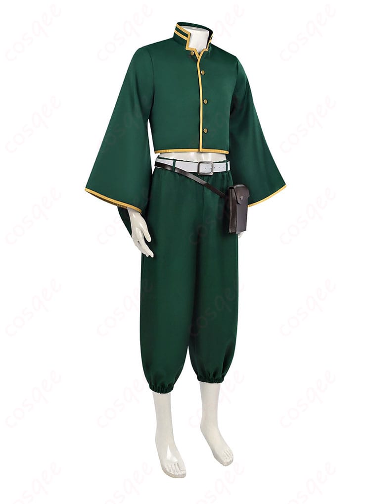 側面シルエット。直線的な男装ラインと動きやすさを両立したパターン設計。