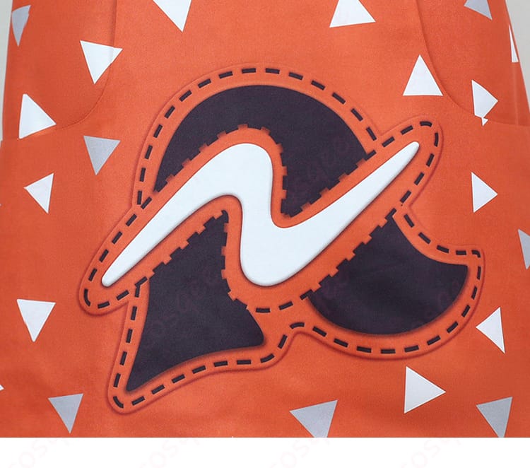 グリ コスプレ衣装のエプロン模様ディテール。落ち着いたトーンで世界観に馴染む表情。