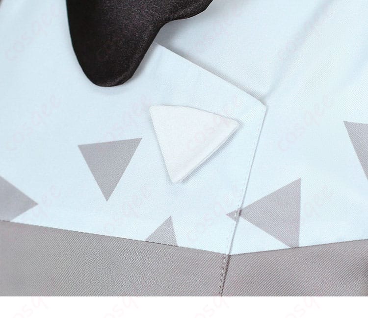 グリ コスプレ衣装の胸元装飾ディテール。再現度を高める要素を近接で確認できる。