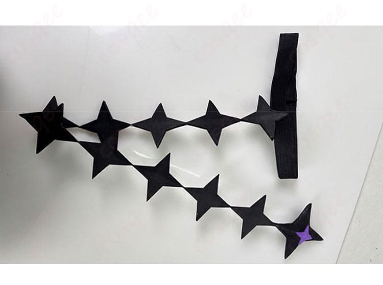 ラプラス・ダークネス アイドル衣装の尾飾りディテール。世界観に合わせた形状と取り付け位置の見本。