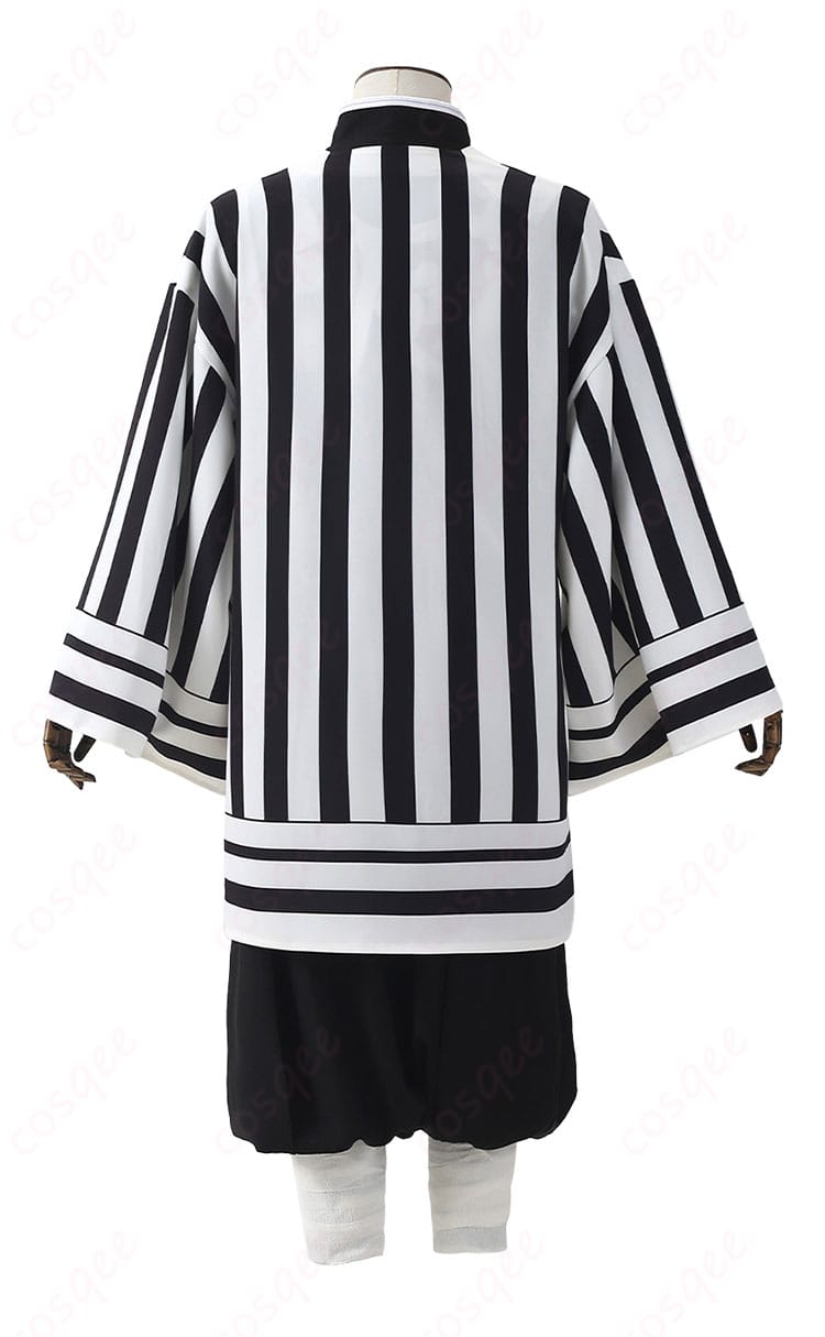 鬼滅の刃 伊黒小芭内コスプレ 背面全体。羽織の縞柄と隊服のバックスタイルを確認できる画像