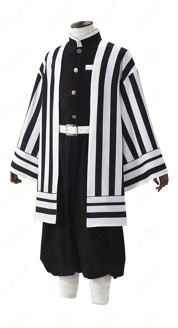 鬼滅の刃 伊黒小芭内コスプレ 側面シルエット。羽織の落ち感と隊服ラインの再現度を示す写真