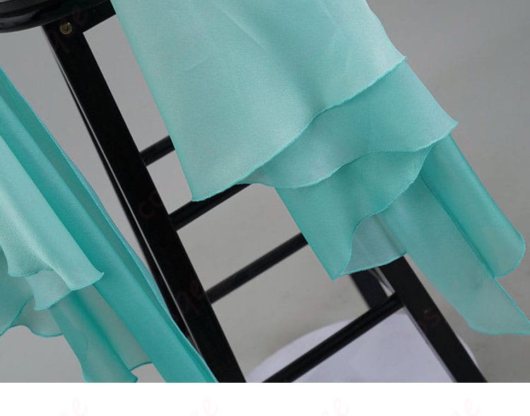 ミント・ファントーム メイド服の裾まわり詳細。端部まで丁寧に仕上げられた縫製が品質感を高める。