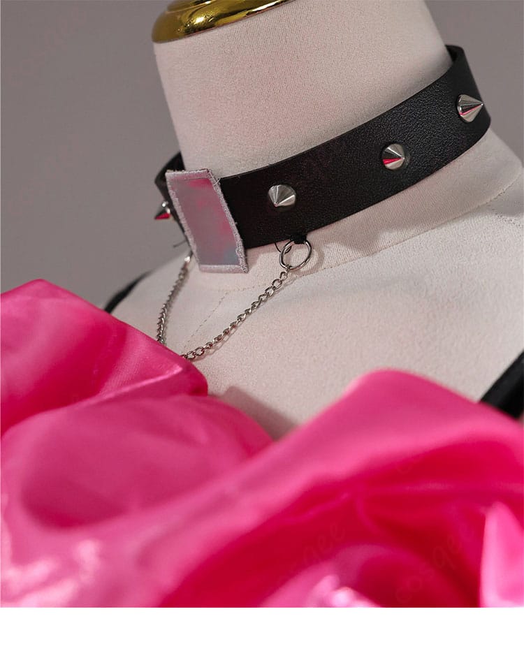 ホロライブ 綺々羅々ヴィヴィ ステージ衣装2025 ネックアクセサリー。ライブ照明に映える装飾パーツのクローズアップ。