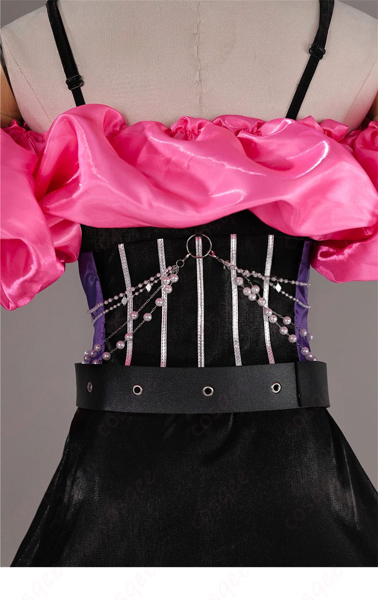 ホロライブ 綺々羅々ヴィヴィ ステージ衣装2025 背面装飾ディテール。ヘムラインとリボンの重なりを近接で確認できる画像。