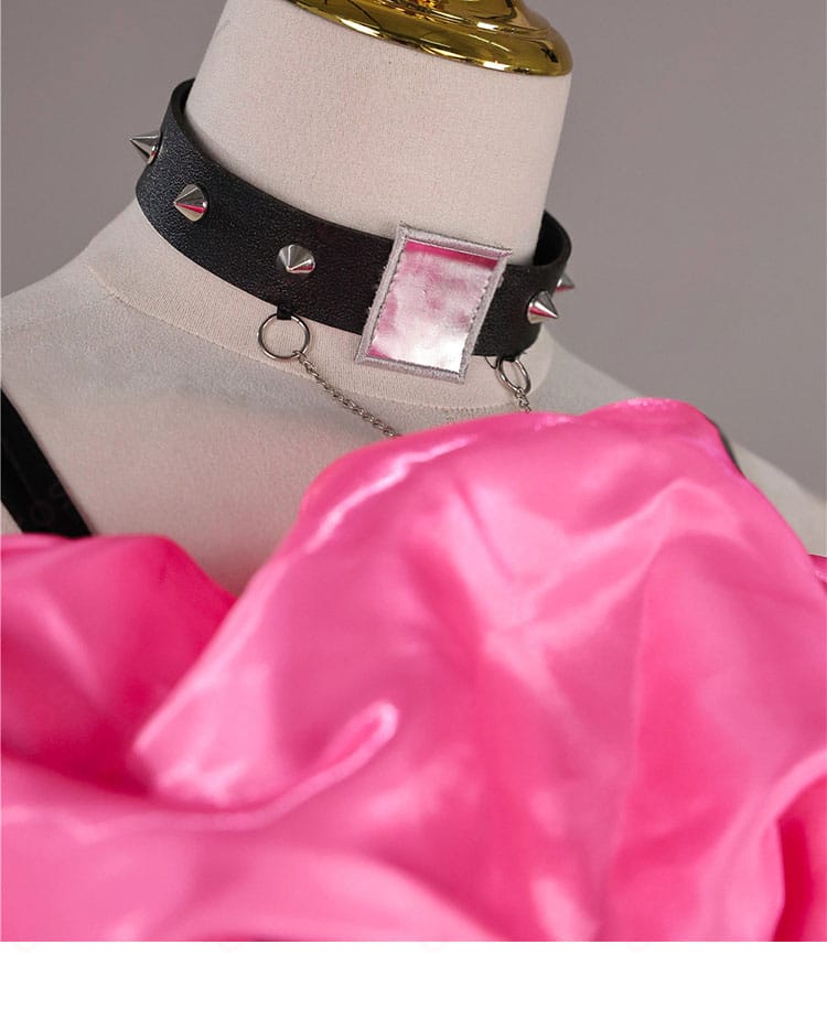 ホロライブ 綺々羅々ヴィヴィ ステージ衣装2025 襟元ディテール。チョーカーとのバランスが映える首元の装飾。