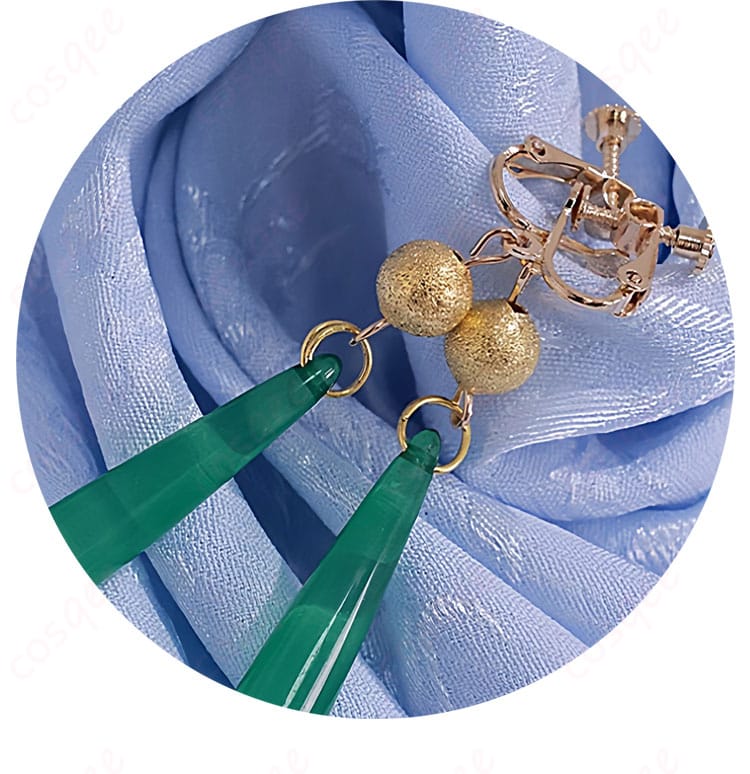 猫猫 冬服コスプレの耳飾りディテール。キャラクター性を強調するアクセサリーの形状と留め具の仕様が分かる近接カット。