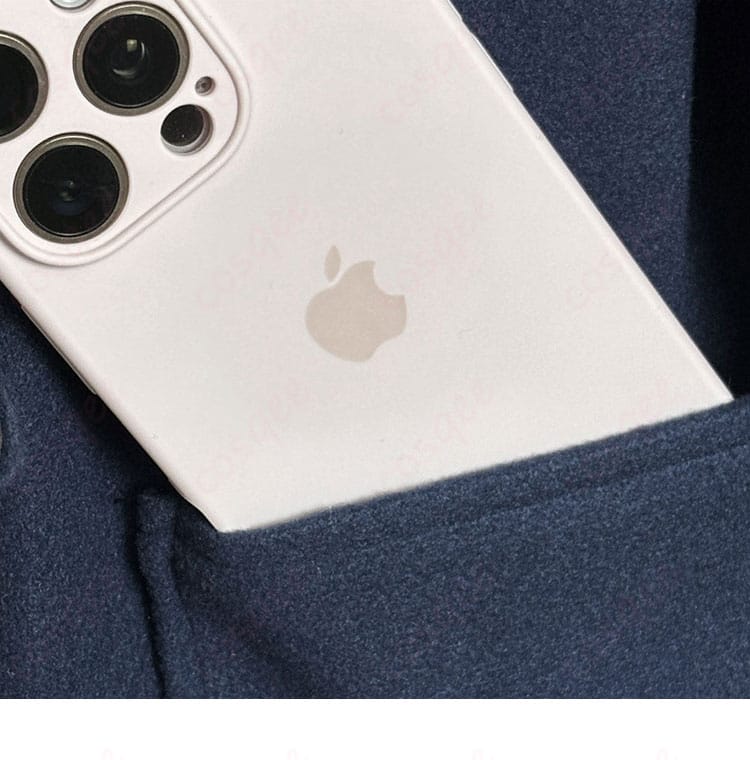 ユキノビジン 勝負服コートのポケット装飾。実用性と意匠性を両立したデザインの近接画像。