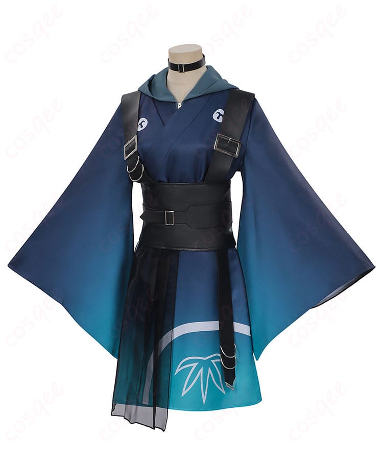 左側面の着用イメージ。裾の流れとパーカーのドレープ感が伝わる、撮影映えのバランス。