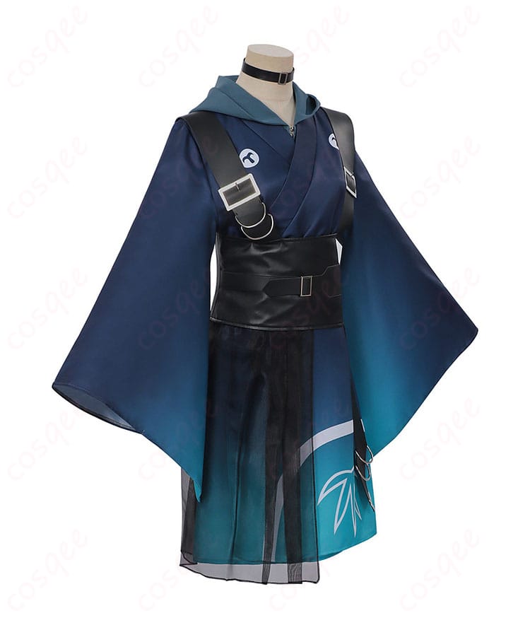 右側面の着用イメージ。パーカーの立体感や袖のボリューム、コルセットベルトの厚みが分かるアングル。