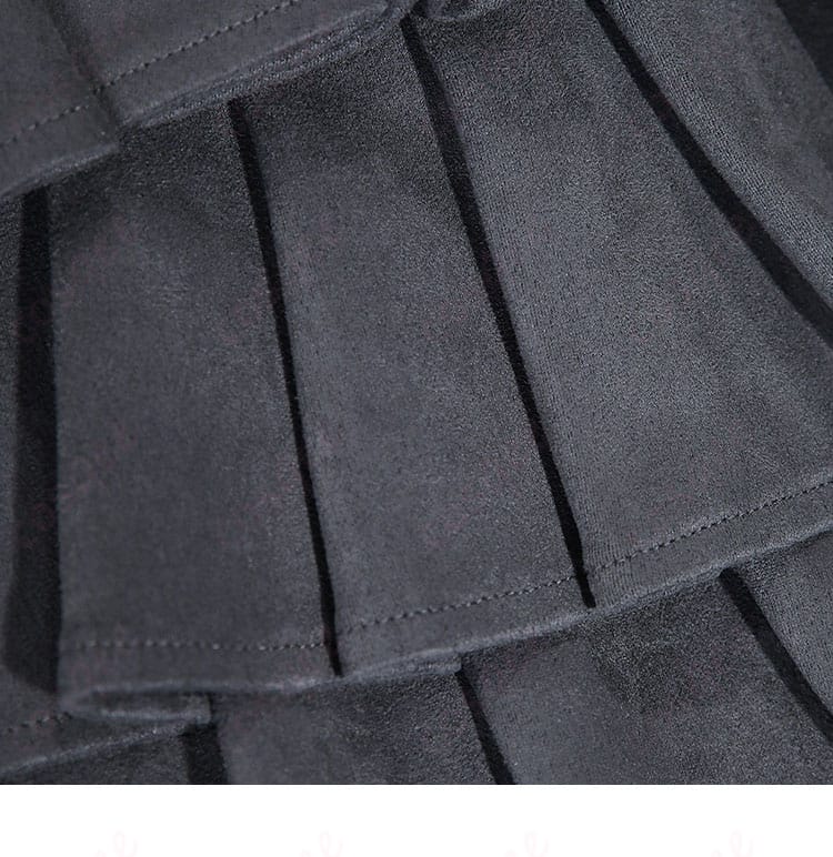 シーキング・クロークのマント裾装飾と生地質感のクローズアップ