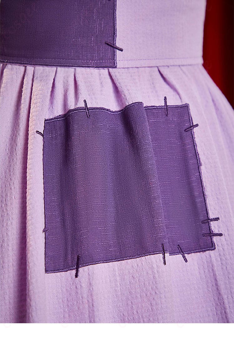 ウエストの帯と結び目ディテール。シルエットを整えるポイントの質感と形状