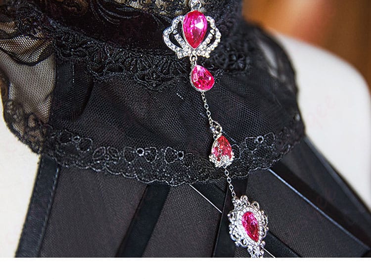 指輪やリボンなど小物の詳細。撮影で映えるアクセントパーツの質感。