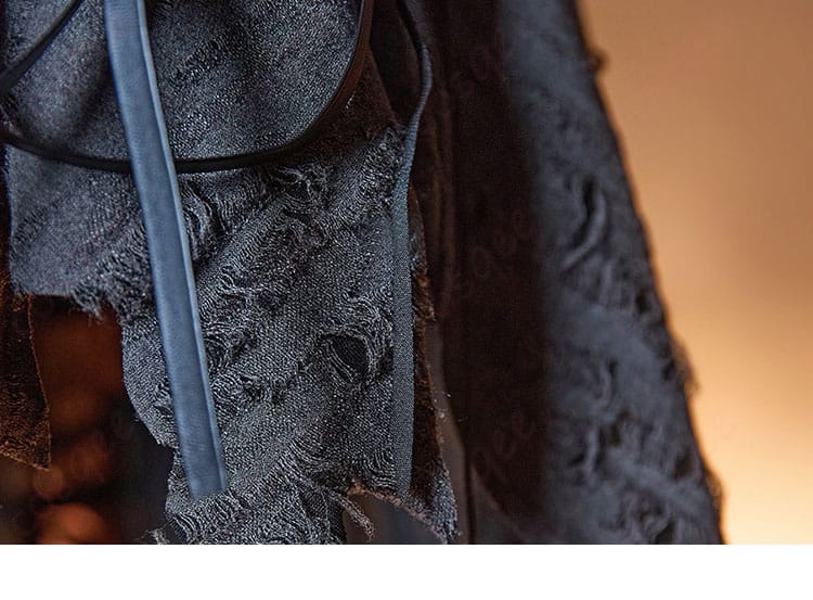 スカート裾のディテール。ハリ感とステッチを捉えた近景で撮影映えを確認。