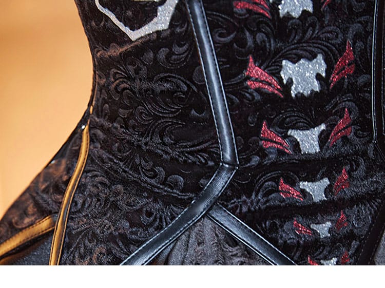 ウエスト周りのディテール。切り替え位置と縫製の仕上がり、フィット感の目安。