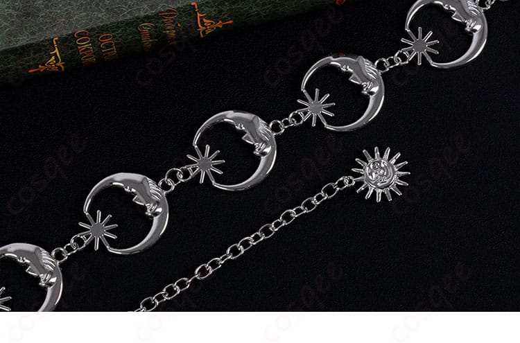 腰飾りのディテール。ウエスト位置のアクセントで縦ラインを強調し、スタイルアップに寄与。