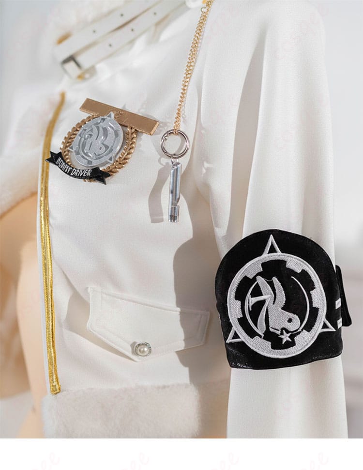 袖・腕部の徽章装飾ディテール。エンブレムやワッペンの質感と取り付け位置を示す拡大画像。