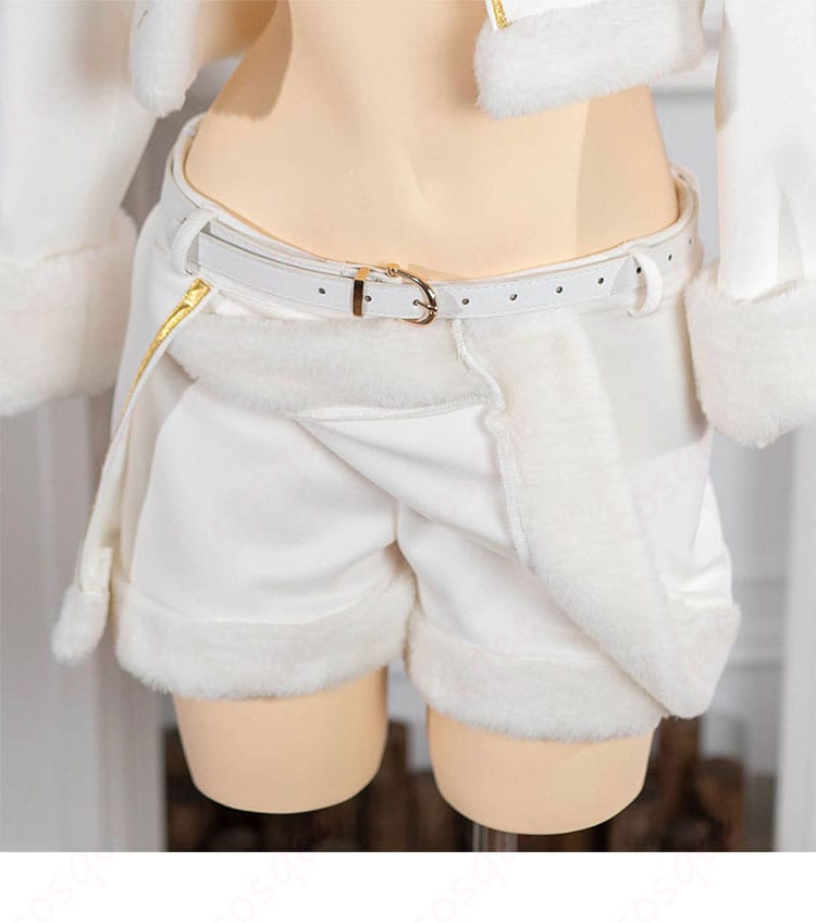 ショートパンツの装飾ディテール。ステッチやパーツ配置、裾の仕上げを確認できる画像。