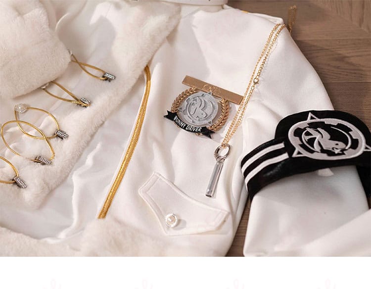 胸飾りのディテール。取り付け部の仕立てと質感が分かるクローズアップ画像。