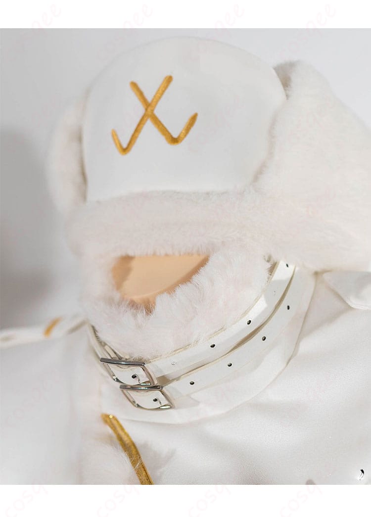 襟元の装飾ディテール。ネック周りの装飾パーツの質感と縫製が分かるクローズアップ。