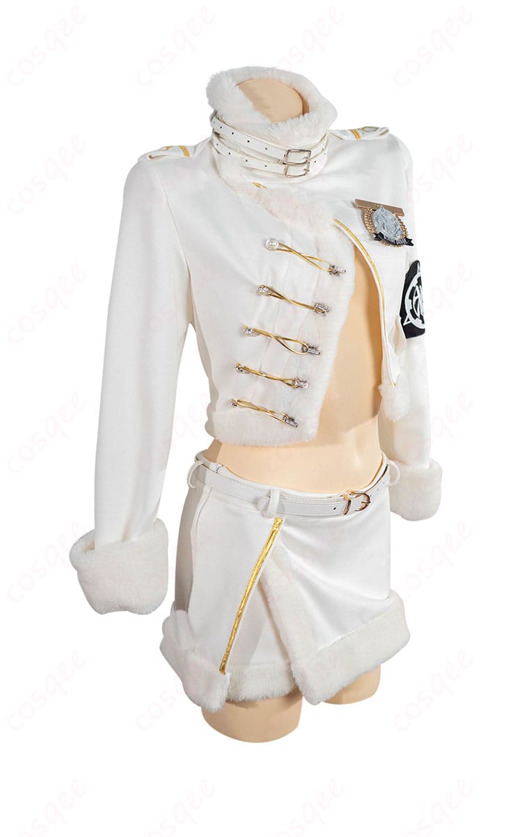 ブラン衣装の側面シルエット。ショートパンツのラインとトップスの丈感、帽子のバランスを確認できる画像。