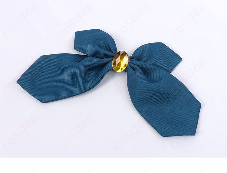 首元のリボン（スカーフ）ディテール。位置がズレにくく、胸元を華やかに見せるアクセント。