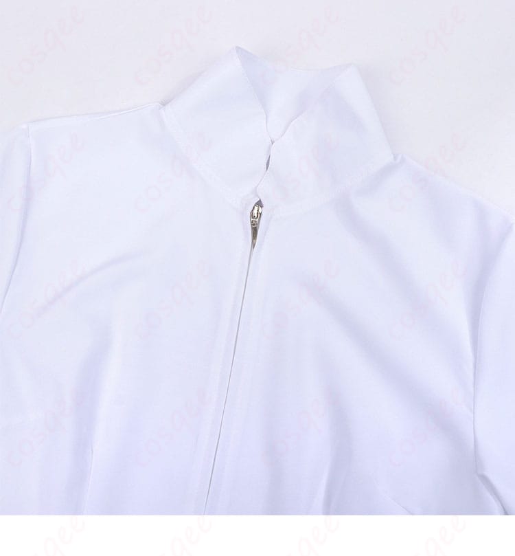 シャツの襟元ディテール。端正な襟とスカーフの重なりが上品な印象を与える設計。