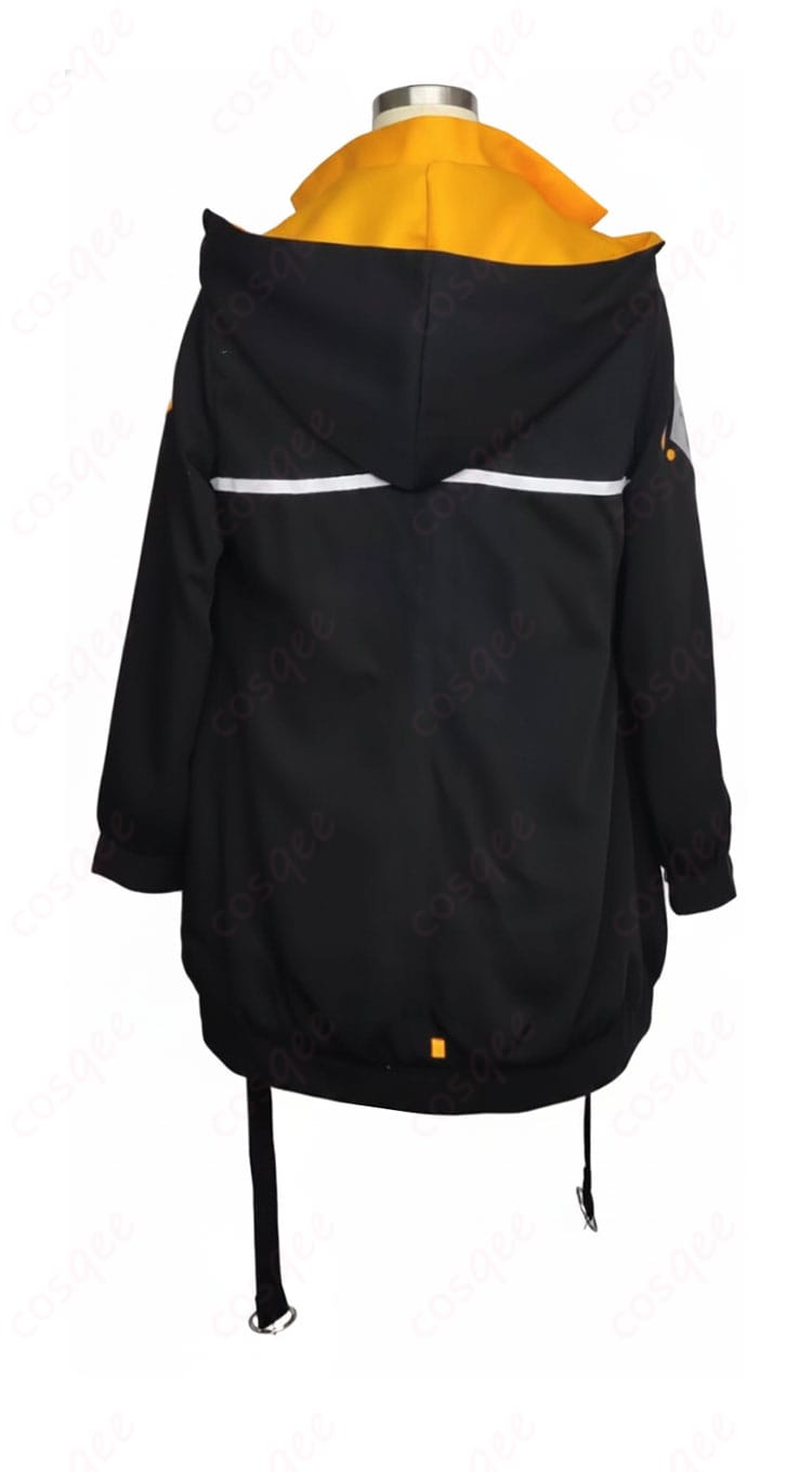 音瀬コタマ衣装の背面図。コートの後ろ姿の長さ感と配色バランス、背面のラインを確認できる。