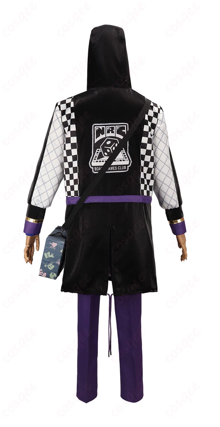 イデア・シュラウド クラブ・ウェアの背面。コートの丈感と背中のライン、パンツのシルエットを確認できる画像。