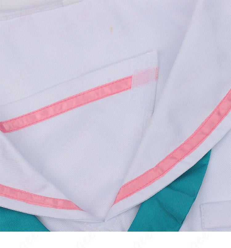 超かぐや姫！酒寄彩葉 学園制服のカラーラインと襟装飾の近接写真