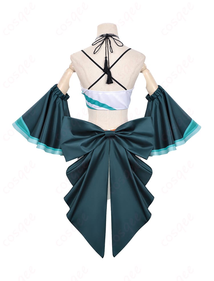 超かぐや姫 月見ヤチヨ コスプレ衣装の背面全体。大きな背面蝶結びと帯の配置、ショートパンツ後ろの見え方を掲載。