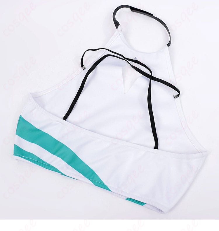 トップス背面のディテール。背中周りの仕立てやトリムの収まりを分かりやすく撮影。