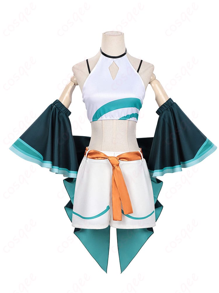 超かぐや姫 月見ヤチヨ コスプレ衣装の正面全体。トップスとショートパンツのシルエット、帯位置が確認できる。