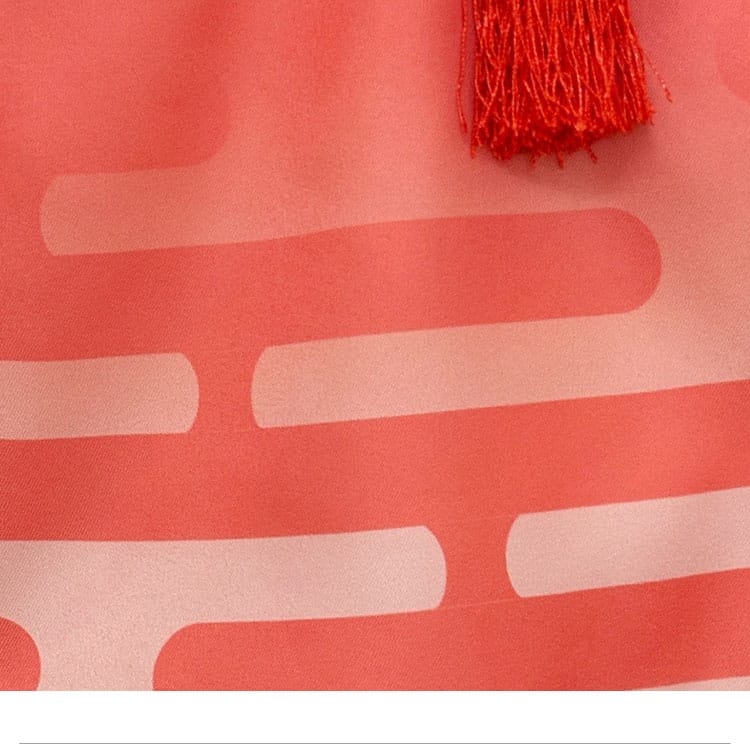 ワンピースの模様・装飾ディテール。和風モチーフの意匠が写真映えする質感で表現されている。