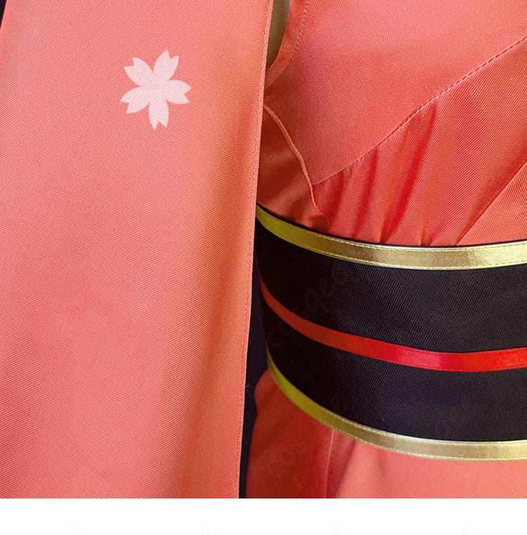 袖口とウエスト周りの縫製・装飾ディテール。動きやすさとデザインのバランスを確認できる。