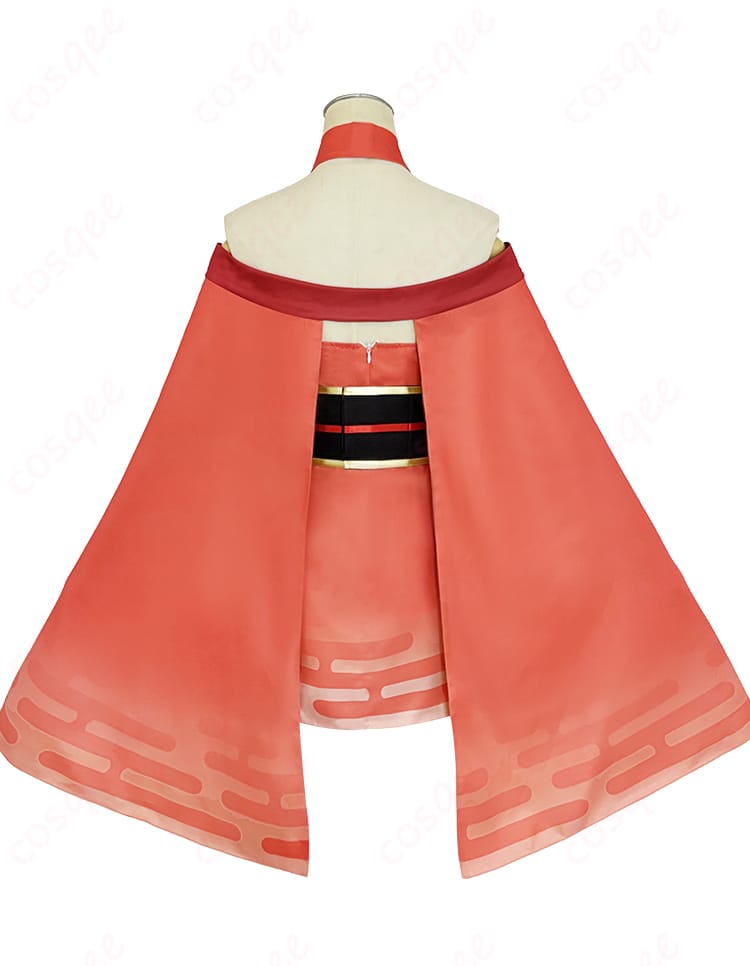 かぐや姫モチーフ衣装の背面カット。背中のラインとスカートの広がり、腰飾りの位置関係が分かる。