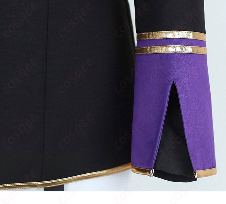 袖口の装飾ディテール。カフスの縫製と形のハリ感を確認。