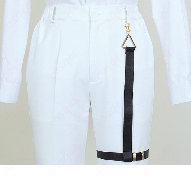 ズボンの装飾とライン。動きやすさを意識したシルエットを側面から。