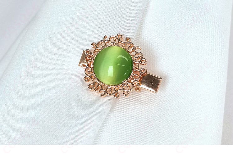 胸元アクセントのアップ。配置バランスと固定感を確認できるディテール。