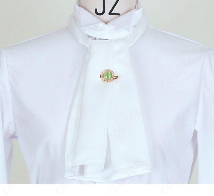 スカーフ(ネッカチーフ)の装飾ディテール。質感と色のコントラストが際立つ。