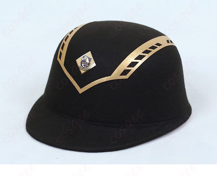 帽子の装飾ディテール。形状とツバのライン、全体コーデの要となるアイテム。