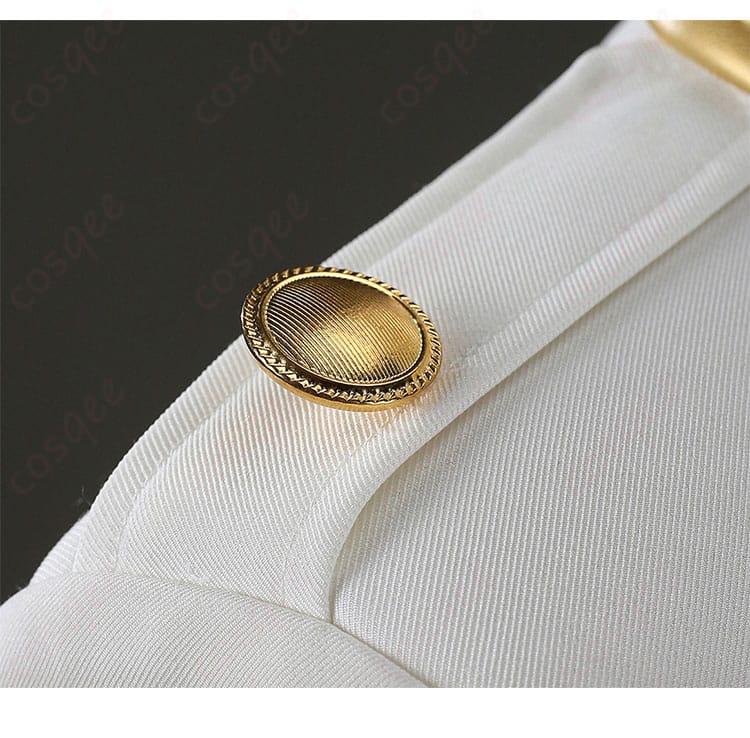 肩章・肩周り装飾のアップ。今井信女の隊服らしい縁取りとステッチ、素材感が見えるディテール。