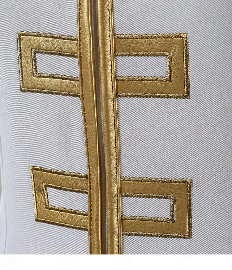 前合わせと胸元装飾のクローズアップ。ボタン配置と打ち合わせ、白スカーフの重なりがわかる。