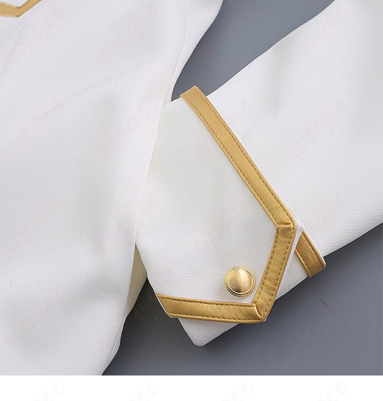 袖口装飾のディテール。カフの配色ラインとハリのある生地感を近距離で確認できる。