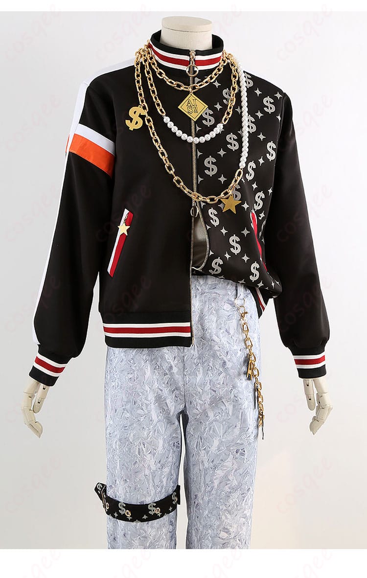 装飾のディテール（チェーンや生地の質感）をクローズアップした写真