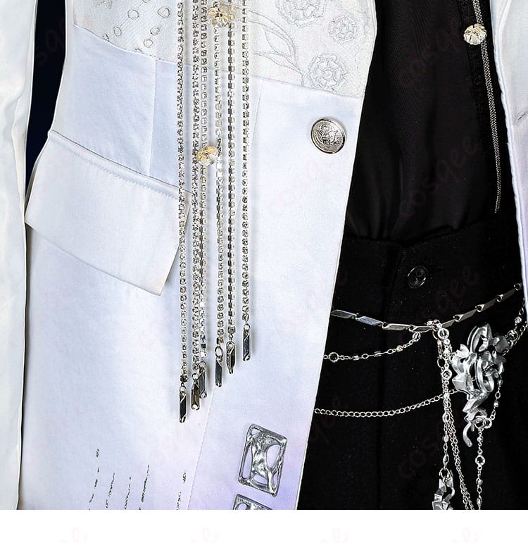 コート前立て周辺の装飾ディテール写真。前合わせのラインとパーツの固定感を示す。