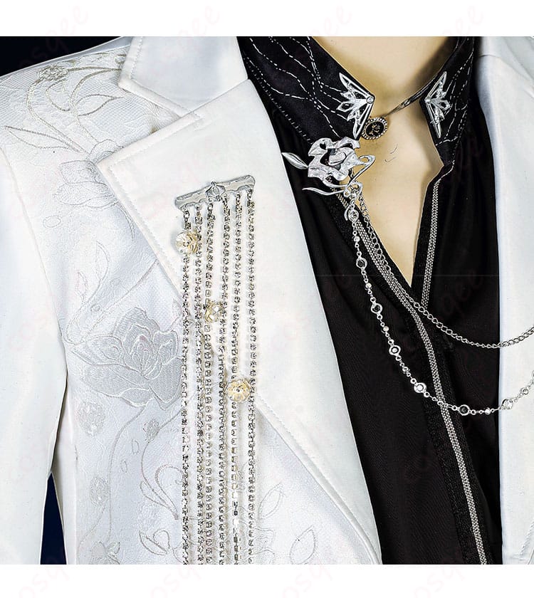 シャツの襟元と飾り物ディテールの近接写真。縫製の整いと装飾の配置が確認できる。