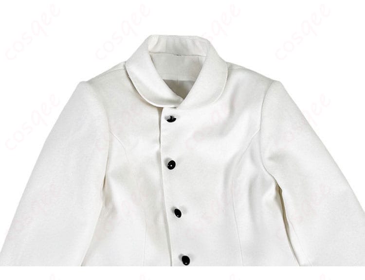 コート装飾ディテールの接写。ボタン配置とステッチ、ラペルの形状で作品らしい端正な印象を表現。