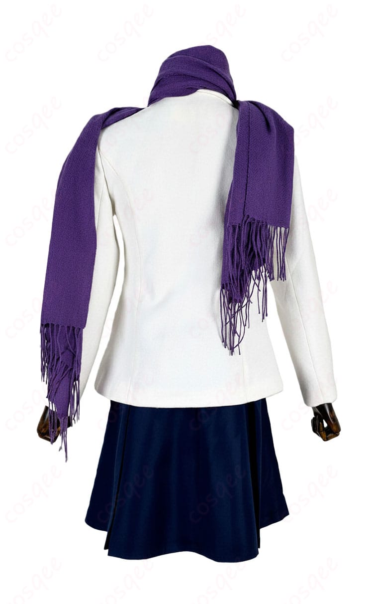 セイバー冬私服コスプレの背面。コートのバックシームと裾の広がり、肩のフォルムを確認できる画像。